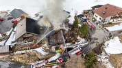 Übersicht über das Brandobjekt und den großen Löscheinsatz.