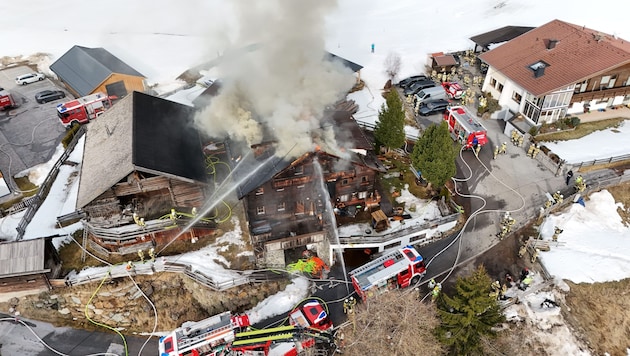 Übersicht über das Brandobjekt und den großen Löscheinsatz. (Bild: ZOOM Tirol)