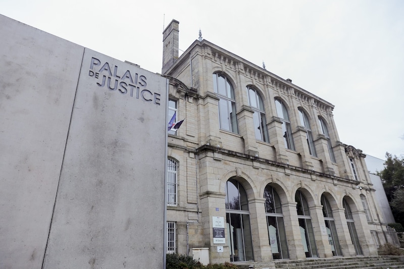 The shocking scope of the trial into hundreds of cases of abuse against a surgeon in France can be felt right from the start in the courtroom. (Bild: EPA)