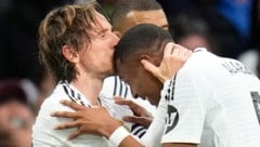 Von Luka Modric (li.) gab es einen Kuss für David Alaba. (Bild: Manu Fernandez)