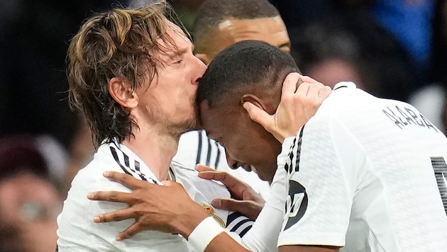 Von Luka Modric (li.) gab es einen Kuss für David Alaba. (Bild: Manu Fernandez)