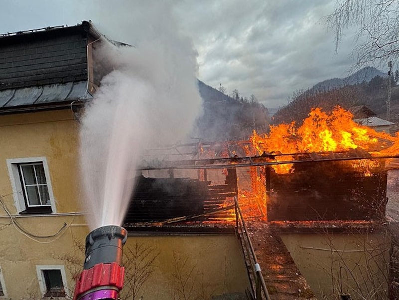 Die Sauna stand in Vollbrand. (Bild: GRADER A08)