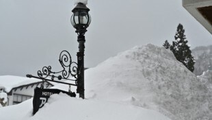 Die Stadt Hakuba in der Präfektur Nagano versinkt sprichwörtlich in Schnee. 