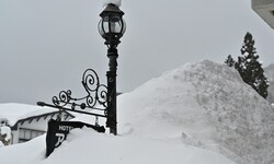 Die Stadt Hakuba in der Präfektur Nagano versinkt sprichwörtlich in Schnee.