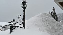 Die Stadt Hakuba in der Präfektur Nagano versinkt sprichwörtlich in Schnee.  (Bild: AFP or licensors)