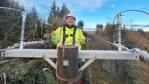 Niederösterreicher montierten neue Stromleitungen in Irland. (Bild: Netz NÖ)