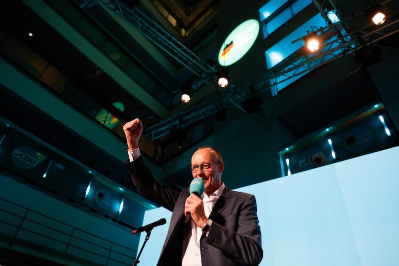 Feierstimmung bei Wahlsieger Friedrich Merz (Bild: AFP)