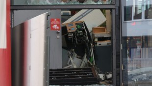 Die Täter sprengten zwei Bankomaten.