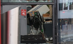 Die Täter sprengten zwei Bankomaten.