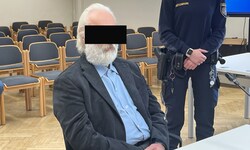 Der Angeklagte wird in der Justizanstalt „Weihnachtsmann“ genannt.