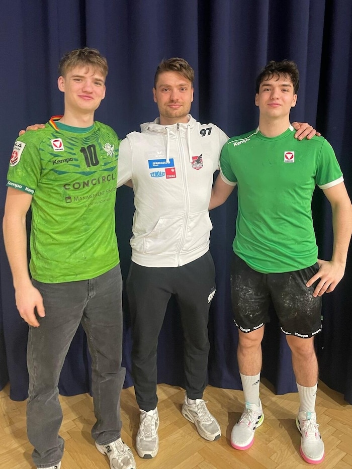 Jonas und Gabriel Kofler (re.) mit ihrem „Tiroler“ Bruder Samuel.