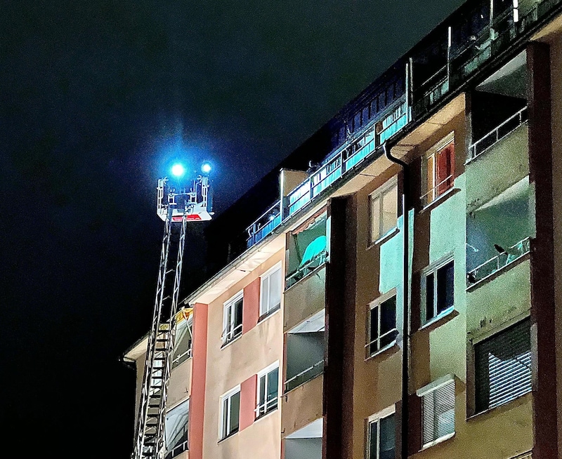 In die Dachgeschosswohnung im siebten Stock mussten die Beamten mit der Feuerwehr-Drehleiter. (Bild: Markus Tschepp)