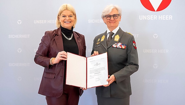 Defense Minister Klaudia Tanner (ÖVP) with Major General Sylvia Sperandio (Bild: Carina Karlovits)