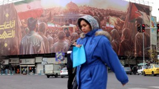 Im Stadtzentrum von Teheran: Das Banner zeigt den Sarg des ermordeten libanesischen ...