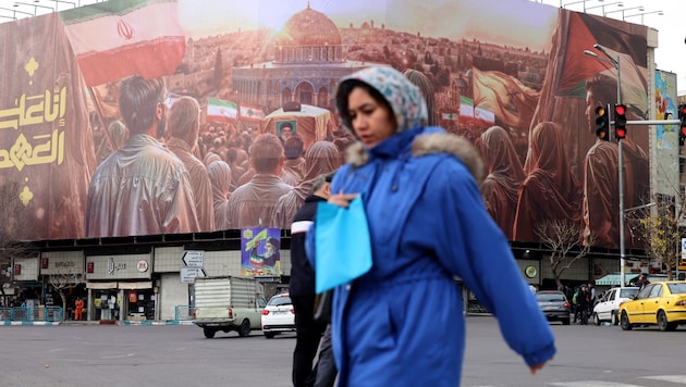 Im Stadtzentrum von Teheran: Das Banner zeigt den Sarg des ermordeten libanesischen Hisbollah-Führers Hassan Nasrallah. (Bild: APA/AFP/ATTA KENARE)