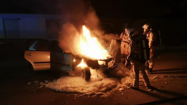 Die Feuerwehr kämpfte gegen die Flammen an. (Bild: ZOOM Tirol)