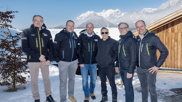 Bryan Adams (3rd from right) opened the winter season at the Schladming-Dachstein Ski Opening in December. He has now returned to the Styrian tourist region and enjoyed a wonderful vacation. In the picture with (from left) Georg Bliem (Planai-Hochwurzen-Bahnen), Daniel Berchthaller (Reiteralm Bergbahnen), Klaus Hofstätter (Hauser Kaibling) as well as Andreas Keinprecht and Mathias Schattleitner (TVB Schladming-Dachstein). (Bild: Harald Steiner - Fotografie)