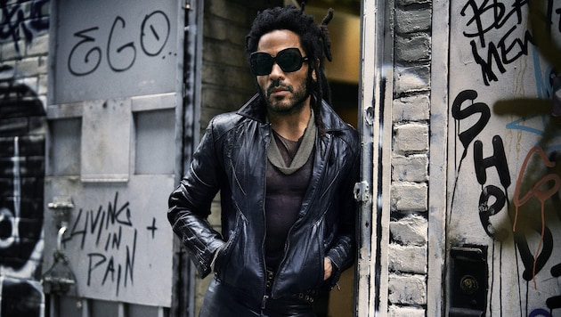 Mit 60 Jahren körperlich so fit und geistig so ausgeglichen wie nie zuvor: Superstar Lenny Kravitz, bald auch live in Wien zu sehen. (Bild: © MARK SELIGER)