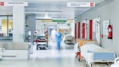 Das Kind wurde mit Verletzungen auf dem Kopf in ein Spital gebracht. Jetzt stehen die Eltern im Fokus der Untersuchungen (Symbolbild). (Bild: upixa - stock.adobe.com)