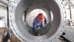 Ein Arbeiter in der Aluminiumproduktion (Bild: APA/AFP)