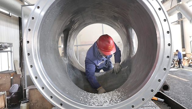 Ein Arbeiter in der Aluminiumproduktion (Bild: AFP)