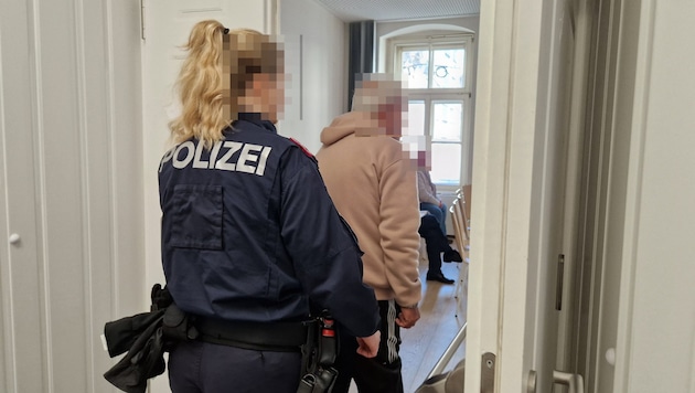 The couple was brought before the police (Bild: Constantin Handl, Krone KREATIV)