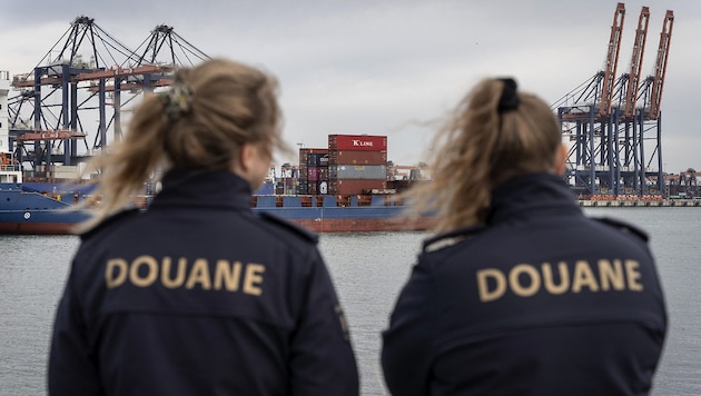 Zollbeamtinnen im Hafen von Rotterdam (Niederlande) (Bild: AFP/Simon Wohlfahrt)