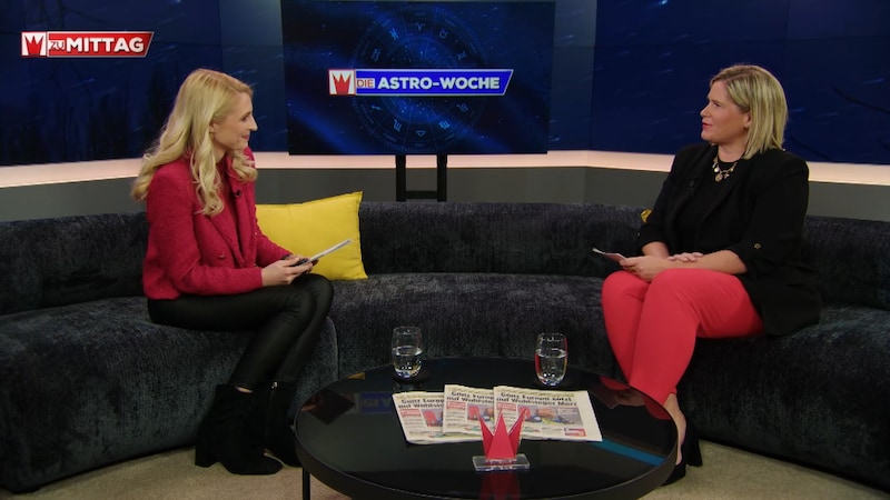 Moderatorin Jana Pasching im Talk mit Astrologin Astrid Hogl-Kräuter (Bild: krone.tv )