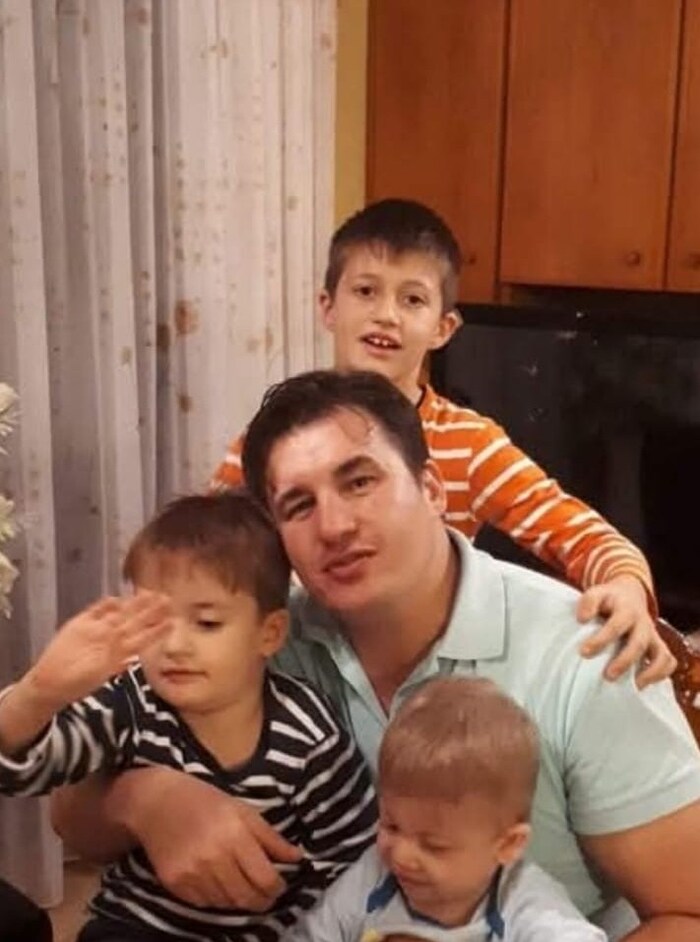 Costinel Strauss mit drei seiner Kinder. Vor allem der achtjährige Gabriel braucht besondere ...