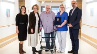 Landesrätin Christiane Teschl-Hofmeister (2.v.li. ) mit Pflegeassistentin Sandra Ganauser (2.v.re.) im PBZ Stockerau (Bild: NÖ LGA / Rathfotografie)