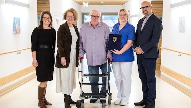 Landesrätin Christiane Teschl-Hofmeister (2.v.li. ) mit Pflegeassistentin Sandra Ganauser (2.v.re.) im PBZ Stockerau (Bild: NÖ LGA / Rathfotografie)