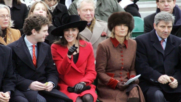 Today's Princess Kate with her parents at Prince William's graduation ceremony at Sandhurst in 2006. (Bild: Viennareport)