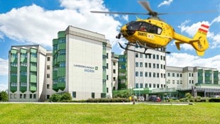 Mit dem Christophorus-Hubschrauber wurde Annemarie W. von Horn zur lebensrettenden Operation nach Ottakring geflogen. (Bild: Krone KREATIV/LGA)