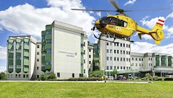 Mit dem Christophorus-Hubschrauber wurde Annemarie W. von Horn zur lebensrettenden Operation nach Ottakring geflogen. (Bild: Krone KREATIV/LGA)