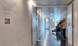 Der Angeklagte (re.) bekam moralische Unterstützung von seinem Sohn. Der studiert und braucht ...