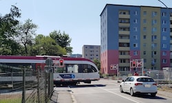 Seit Juli 2019 ist die Unglückskreuzung Grottenhofstraße mit Schranken gesichert.