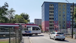 Seit Juli 2019 ist die Unglückskreuzung Grottenhofstraße mit Schranken gesichert. (Bild: GKB_PR)