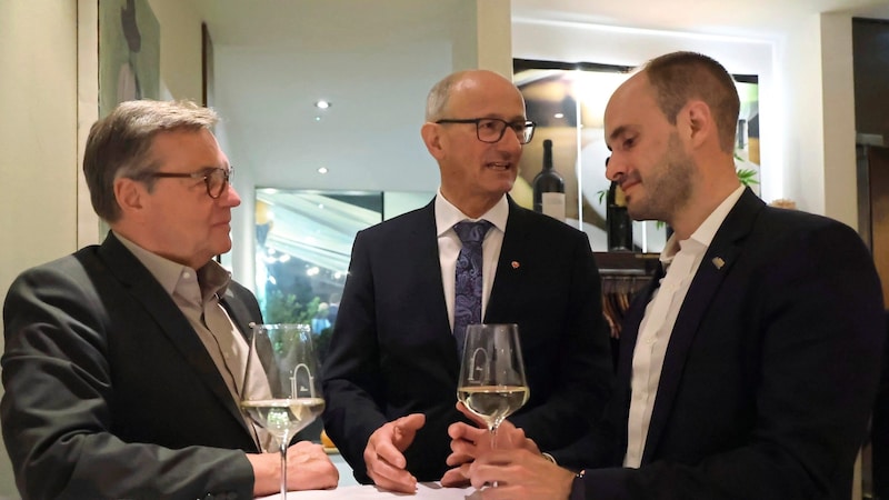 A picture with symbolic character after the crushing election defeat. Former Governor Günther Platter, Governor Anton Mattle, Tursky (from left). (Bild: Birbaumer Christof)