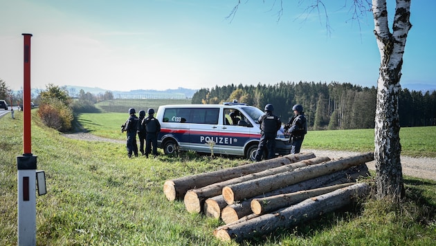 Nach dem Amoklauf in Altenfelden bewachten Hunderte Polizisten tagelang die Gemeinde im Oberen Mühlviertel. (Bild: Wenzel Markus)