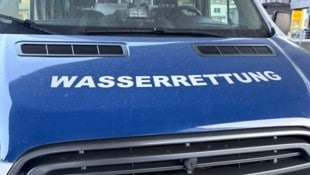 Zwei Mitglieder der Wasserrettung unterstützten bei der  Reanimation, die leider nicht ...