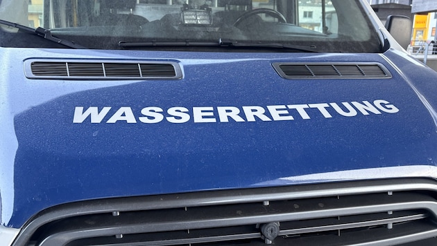 Zwei Mitglieder der Wasserrettung unterstützten bei der  Reanimation, die leider nicht ...