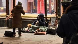 Leider ein gewohnter Anblick: Bettler und Hunde vereint. Nicht immer handelt es sich um organisierte Banden. Für manchen Obdachlosen ist der Vierbeiner der beste – und vielleicht auch einzige – Freund. (Bild: privat)