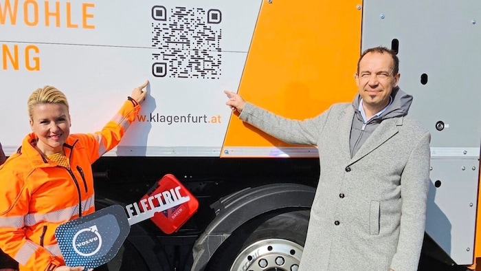 Sandra Wassermann und Gernot Bogensberger mit dem QR-Code.