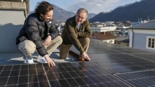 Franz Kok (re.) und Clemens Lienbacher begutachten das Pilotprojekt auf einem Mehrparteienhaus ...