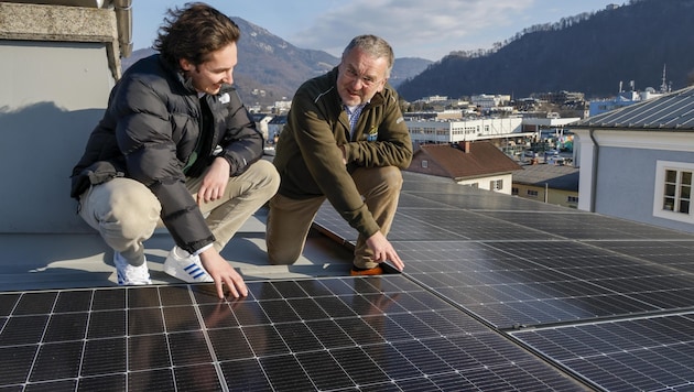 Franz Kok (re.) und Clemens Lienbacher begutachten das Pilotprojekt auf einem Mehrparteienhaus in Salzburg-Schallmoos. (Bild: Markus Tschepp)