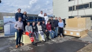 Der Eisblock wurde in eine Plane eingeschlagen und anschließend in Modulbauweise eingehaust. (Bild: Fister Katrin)