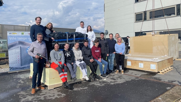 Der Eisblock wurde in eine Plane eingeschlagen und anschließend in Modulbauweise eingehaust.
