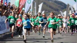 2024 hatten die Kids nur die Busspur, heuer gehört ihnen die ganze Eisenbahnbrücke. (Bild: Juniormarathon/Klaus Mitterhauser)