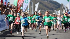 2024 hatten die Kids nur die Busspur, heuer gehört ihnen die ganze Eisenbahnbrücke. (Bild: Juniormarathon/Klaus Mitterhauser)