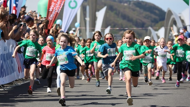 2024 hatten die Kids nur die Busspur, heuer gehört ihnen die ganze Eisenbahnbrücke. (Bild: Juniormarathon/Klaus Mitterhauser)